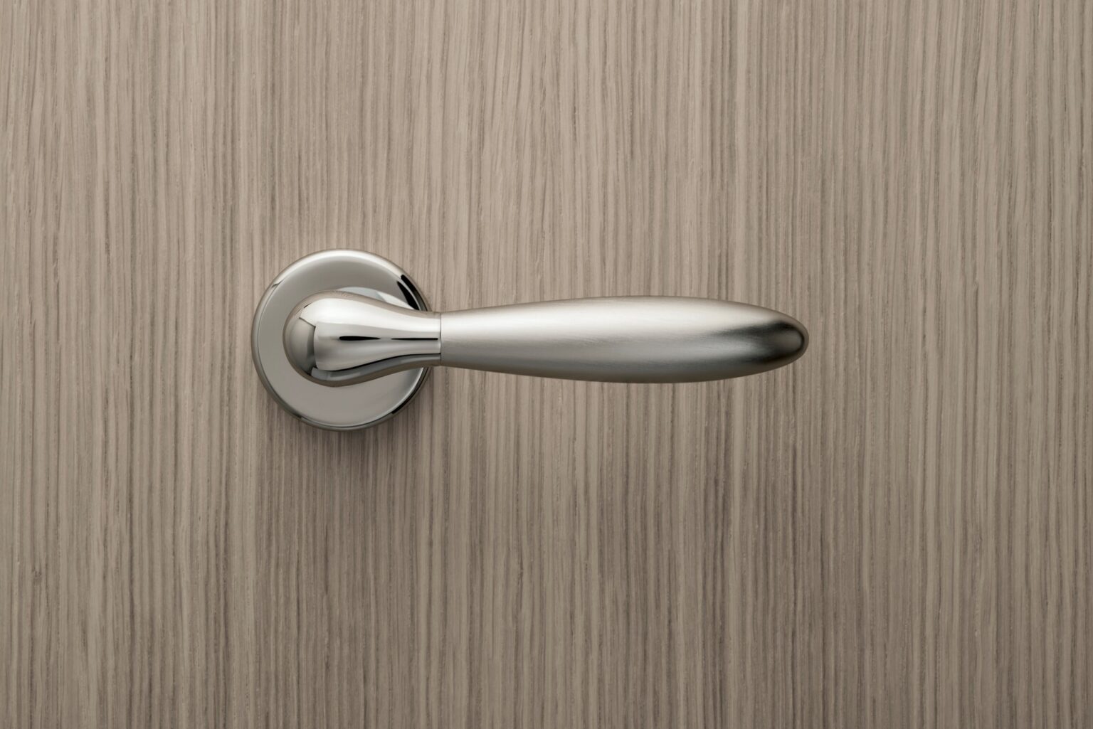 Maniglie porte a Torino marchio Perrero in ottone su porta di legno