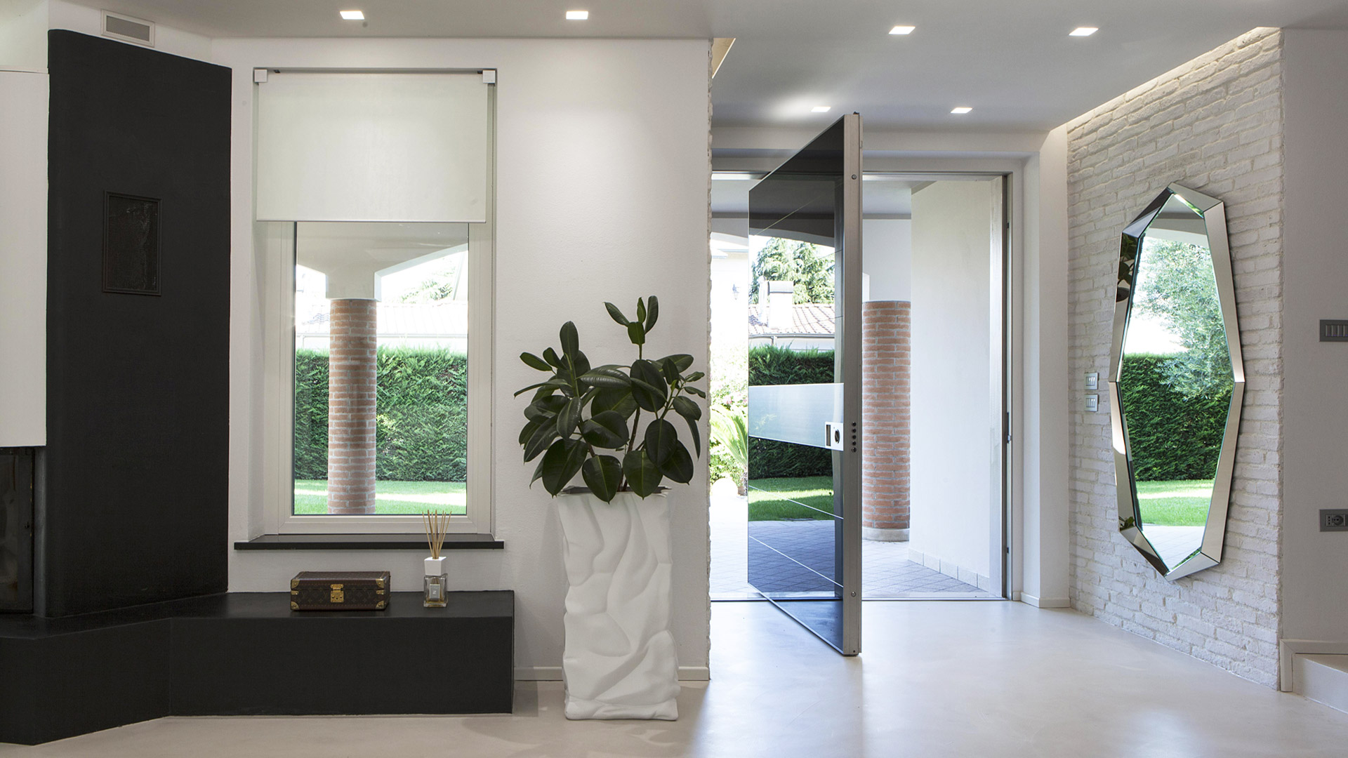 Porte blindate a Torino marchio Perrero salotto con porta nera