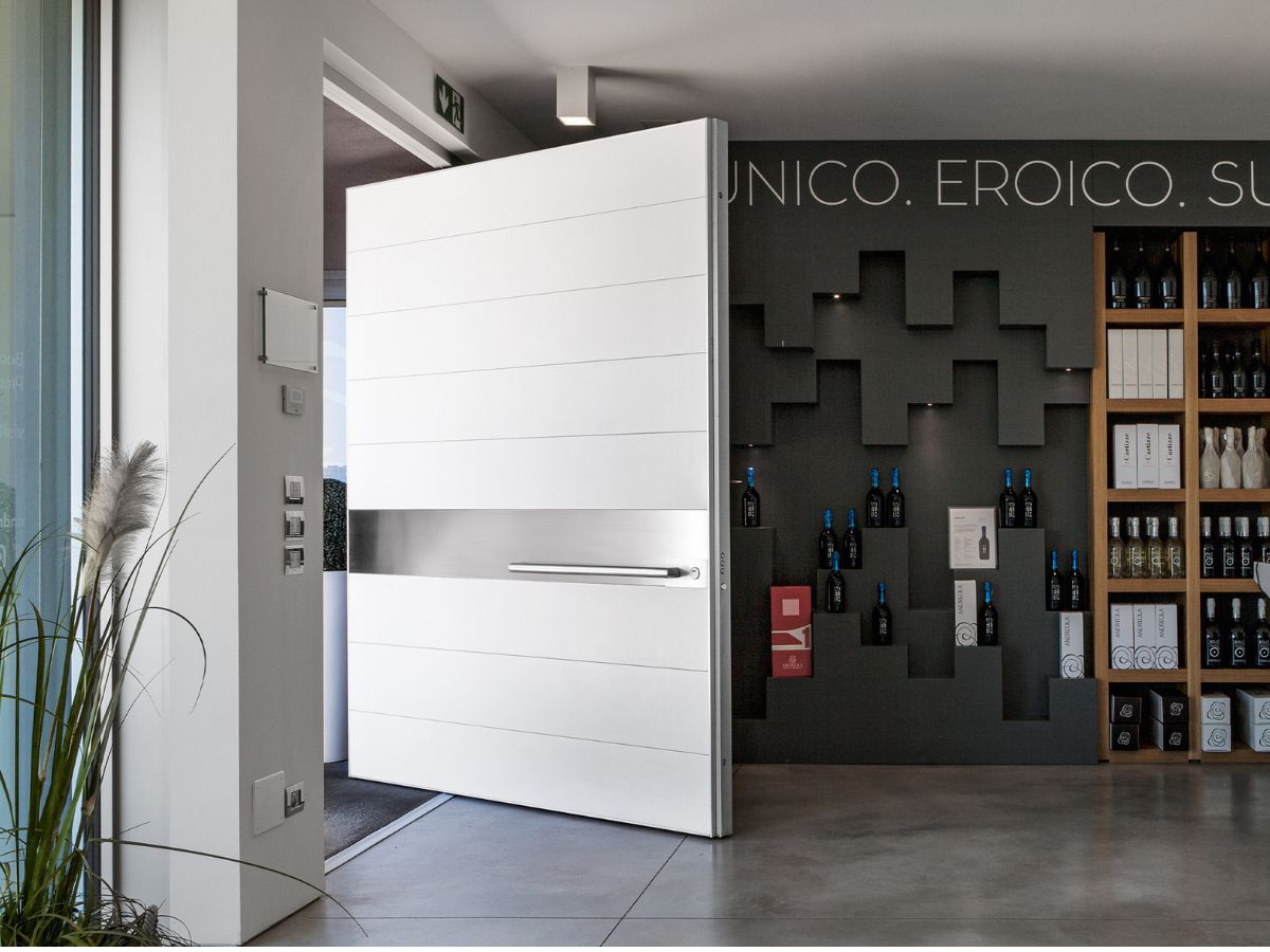 Porta blindata a Torino marchio Perrero bianca negozio