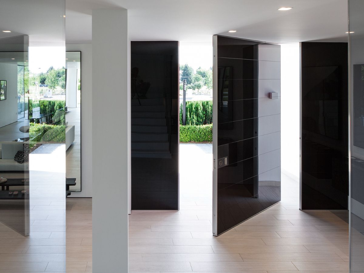 Porta blindata a Torino marchio Perrero villa con porta nera