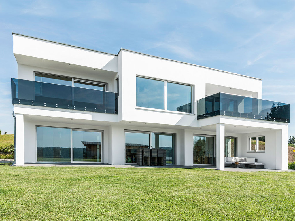 Serramenti in pvc a Torino marchio Perrero villa bianca con prato e grandi finestre