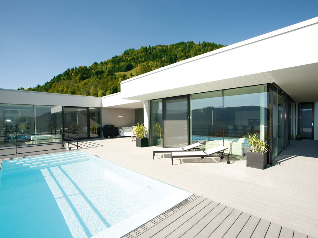 Serramenti in pvc a Torino marchio Perrero villa bianca con piscina